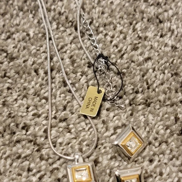 NWT costume two-tone set necklace and earrings. - Picture 4 of 6